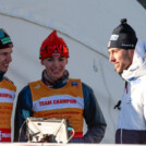 Der Star mit den Nachwuchssportlern: Simon Mach (GER), Richard Stenzel (GER), Jarl Magnus Riiber (NOR), (l-r)