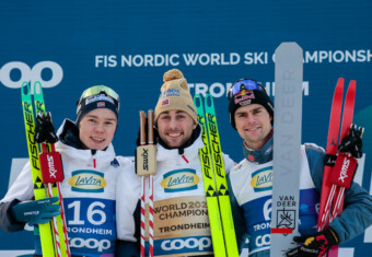 Das Podium: Jens Luraas Oftebro (NOR), Jarl Magnus Riiber (NOR), Vinzenz Geiger (GER), (l-r)