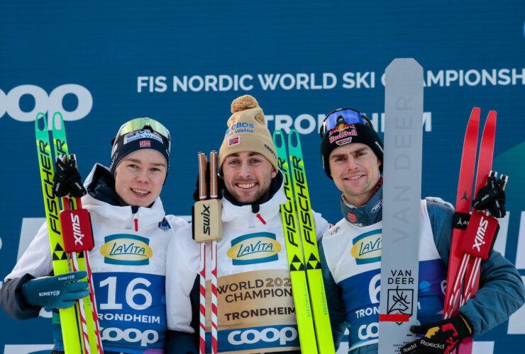 Das Podium: Jens Luraas Oftebro (NOR), Jarl Magnus Riiber (NOR), Vinzenz Geiger (GER), (l-r)