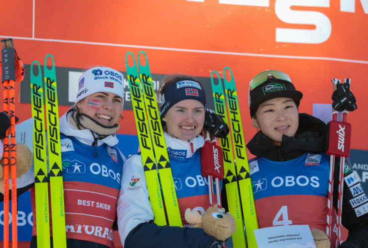 Das Podium des Tages: Ida Marie Hagen (NOR), Gyda Westvold Hansen (NOR), Haruka Kasai (JPN), (l-r)