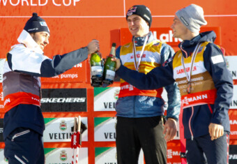 Die Top 3 der Gesamtwertung: Jarl Magnus Riiber (NOR), Vinzenz Geiger (GER), Johannes Lamparter (AUT), (l-r)