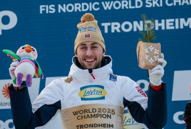 Jarl Magnus Riiber (NOR) feiert seinen fünften Einzel-WM-Titel.