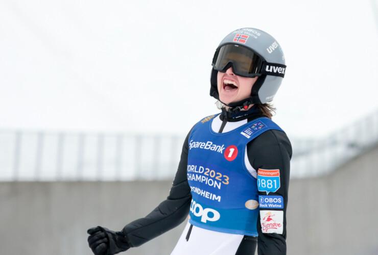 Gyda Westvold Hansen (NOR) freut sich über ihren Sprung.